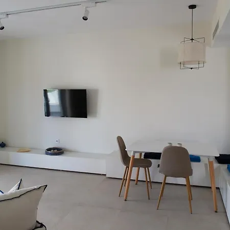 Διαμέρισμα La Bleue Beachfront Boutique *